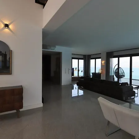 Casa Blanca Villa *