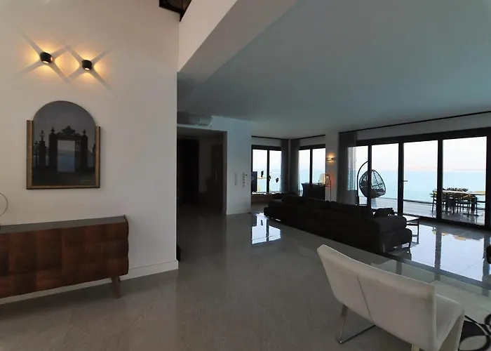 Casa Blanca Villa *